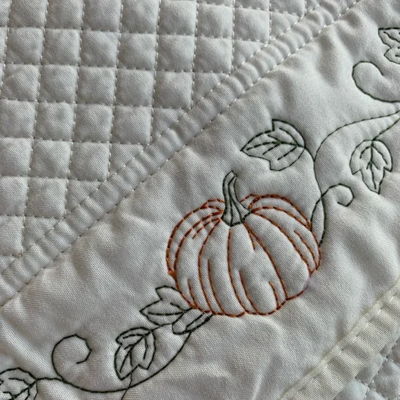 Nicole Miller Sunflower pumpkin white quilted table runner NWT Thanksgiving Fall - Picture 6 of 8